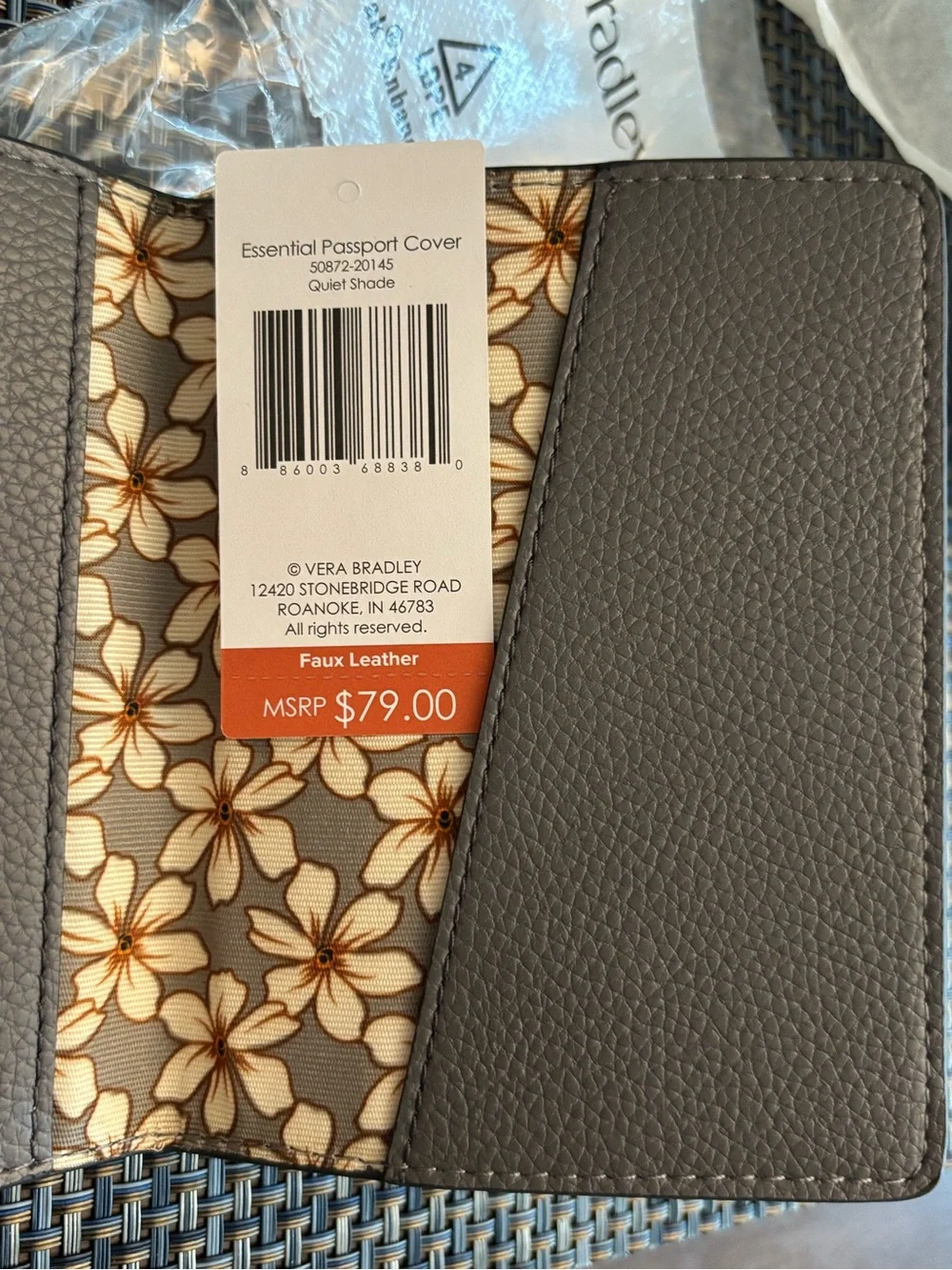 BNWT Vera Bradley passport /ID holder, faux leather- grey. Retail $79 - Picture 4 of 9